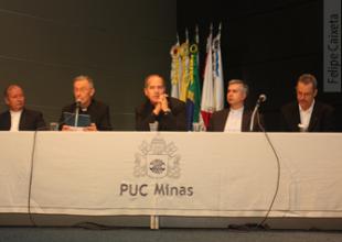 Pe. Antônio Francisco da Silva, Dom Luis Francisco Ladaria ferrer,Dom Walmor Oliveira de Azevedo, pe. Geraldo Luiz de Mori e Dom Wilson Luís Angotti Filho. Crédito: Felipe Caixeta