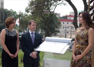 A vice-reitora, professora Patrícia Bernardes; o secretário de Estado de Meio Ambiente, Adriano Magalhães; e a princesa da Dinamarca, Mary Elizabeth descerra