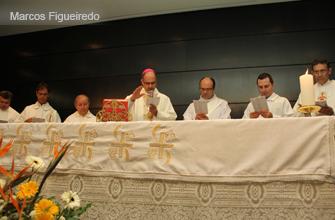 Dom Joaquim Mol celebra missa de Páscoa, no <i>campus</i> Coração Eucarístico, com padres e diáconos, professores da Universidade
