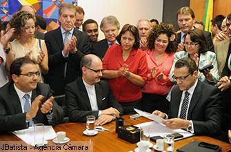 Dom Mol (ao centro), com o presidente da Câmara, Henrique Alves (à dir.) e o presidente da OAB, Marcus Coêlho