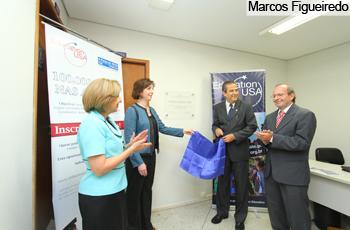 Roberta Jacobson (seg. à esq.), secretária adjunta dos EUA para Assuntos do Hemisfério Ocidental, e o professor Paulo Roberto de Sousa descerram a placa de inauguração