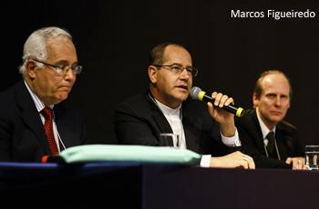 O presidente da Soter, prof. Jaldemir Vitório; o grão-chanceler da PUC Minas, Dom Walmor; e o coordenador do evento, professor Roberlei Panasiewicz