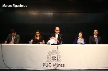 Os professores Ronaldo Rajão; a vice-reitora Patrícia Bernardes; o reitor Dom Mol; Maria Inês Martins; e Sérgio Hanriot