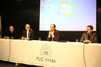 Dom Walmor (ao centro), com os professores Roberlei Panasiewicz, o reitor Dom Mol e o padre Evandro Maria
