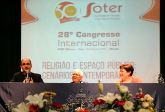 O reitor Dom Mol, Jaldemir Vitório e Áurea Burocchi