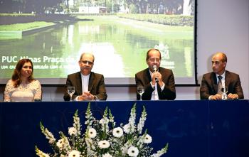 A vice-reitora, profª Patrícia Bernardes, o reitor, prof. Dom Joaquim Mol, o grão-chanceler, Dom Walmor, e o pró-reitor adjunto da Unidade Praça da Liberdade, prof. Miguel Alonso