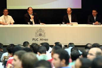 Dom Marco Aurélio, o grão-chanceler Dom Walmor, o reitor Dom Mol e o padre Evandro Maria