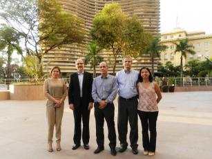 Os professores Patrícia Bernardes, Dom Mol, Miguel Alonso, Paulo Roberto e Tânia de Souza