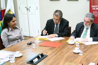 O professor Paulo Roberto (centro), ao lado da professora Rita Louback e de Javier Ruiz