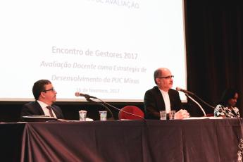 Os professores Dom Mol (centro), Sérgio Martins e Maria Carolina Tomás