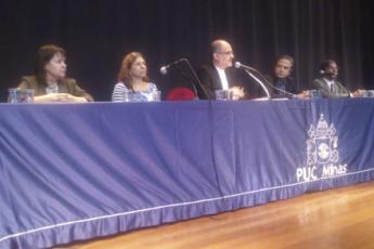 Os professores Dom Mol (centro), Maria Inês Martins, Patrícia Bernardes, Paulo Roberto de Sousa e Wanderley Chieppe