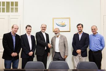 Os professores Dom Mol e padre José Tolentino, com os professores Roberlei Panasiewicz, padre Evandro Campos Maria, padre Alexandre Palma e frei Luiz Antônio Pinheiro