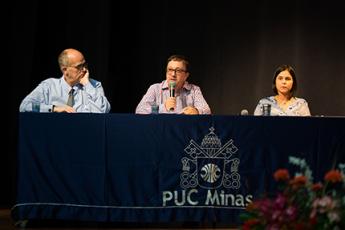 Os professores Mozahir Salomão Bruck e Sérgio Silveira Martins e a presidente da Assuc, Emmanuele Silveira