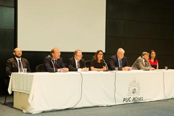 A vice-reitora (centro), professora Patrícia Bernardes, Danny Zahreddine, Yuri Moseikin, Sergei Akopov, Vladimir Tomakov, Vladimir Timoshek e Rita Louback