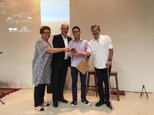 Dom Mol entregou a premiação ao vencedor, aluno Vinícius Mendonça