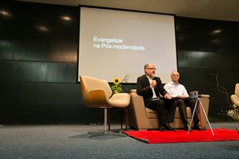 O reitor Dom Mol e o chefe do Departamento de Teologia, professor frei Luiz Antônio Pinheiro