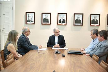 Dom Mol e o superintendente-executivo (à esq.) da Fundação, Sérgio Araújo Rabelo
