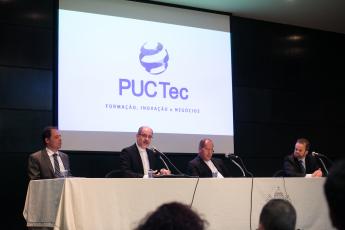 O reitor Dom Mol e o grão-chanceler Dom Walmor, ao lado dos professores Sérgio Hanriot e Humberto Torres, durante lançamento do programa de Indução de Negócios do PUC Tec