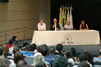 O reitor Dom Mol (centro), ao lado dos professores Robertson Mayrink e Mozahir Salomão e Ana Carolina Amaral, coordenadora da E-motion