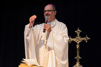 Dom Mol acolheu cada um que participou da celebração