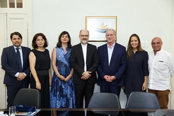 Os professores Guilherme Colen, Wilba Bernardes, Alice Birchal, Dom Mol, Ciro Gomes e sua esposa Giselle Bezerra, e o deputado Mário Heringuer