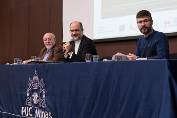 Os professores Paulo Agostinho, reitor Dom Mol e César Kuzma