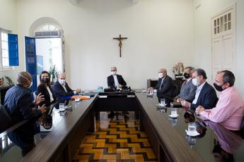 O reitor Dom Mol (ao centro), com representantes do Sebrae e da PUC Minas 