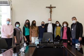 O reitor Dom Mol (centro), acompanhado de alunos e professores da FCA