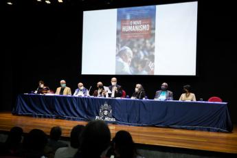 Oito dos 25 colaboradores da obra participaram da mesa de lançamento no dia 13 de maio