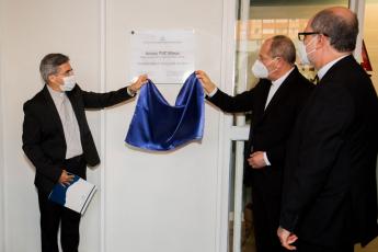 Pe. Áureo, Dom Walmor e Dom Joaquim Mol descerram placa do espaço, que abrigará mais de cem profissionais dos 17 núcleos do órgão