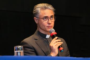 Prof. Dr. Pe. Luís Henrique Eloy e Silva pediu aos professores empossados que encarem a gestão como uma missão à luz do Evangelho