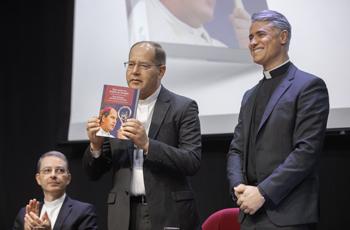 O livro aborda, por meio de artigos escritos por diversos professores, temas trabalhados por Dom Walmor durante a sua trajetória